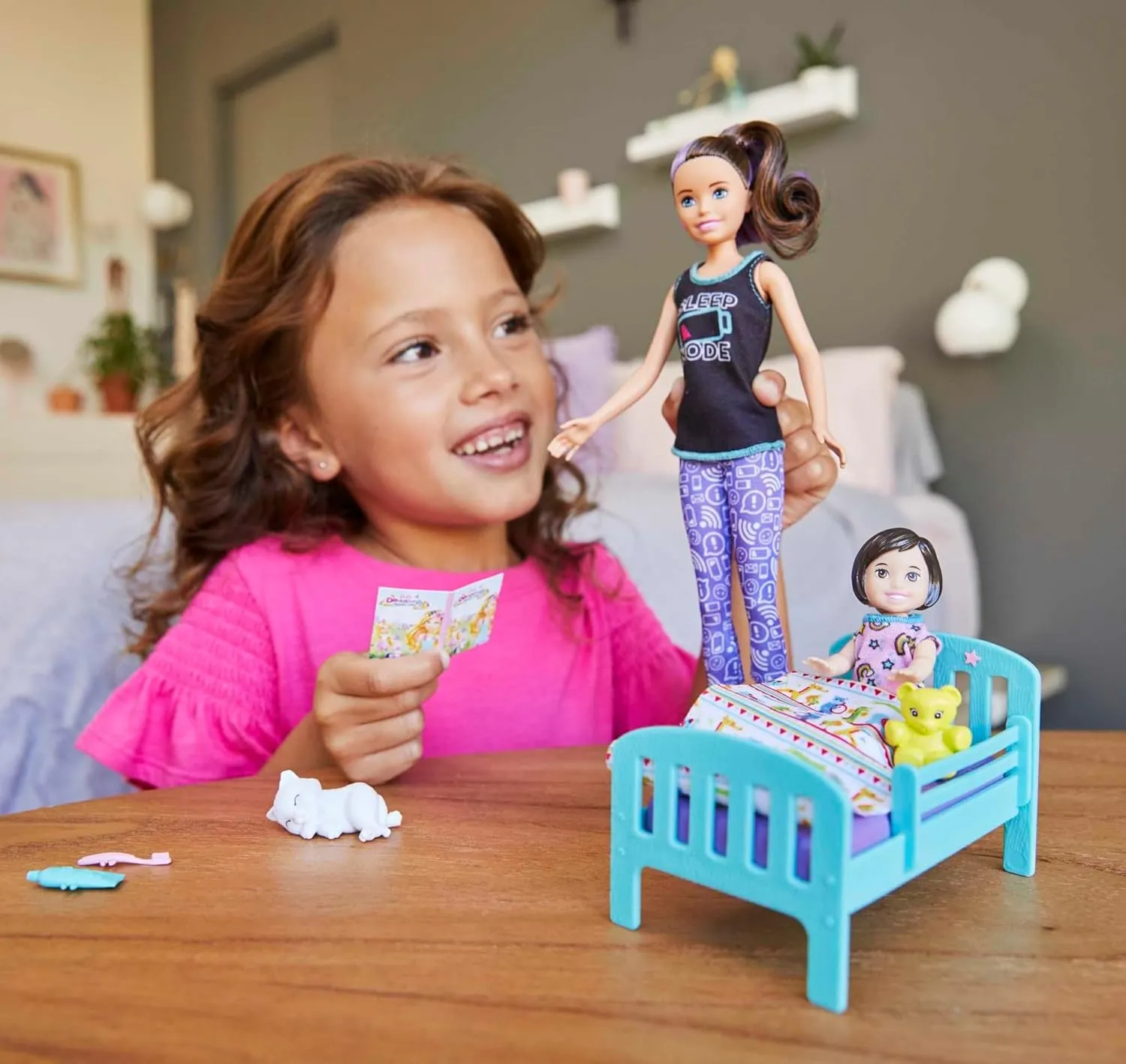 Barbie Skipper Babysitters Inc. Bedtime Playset with Babysitting Skipper Doll, Toddler Doll with Glow-in-the-Dark Pajamas, Bed, Sleeping Kitty, Teddy Bear, Blanket and Storybook for Kids 3-7 Years Old