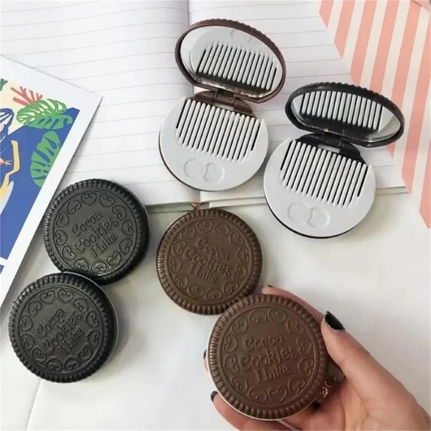 Mini Makeup Mirror 1pc Mini Pocket Makeup Mirror Compact Make Up Mirror(Black)