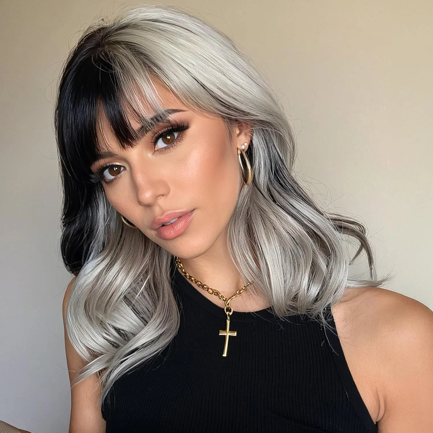 testar Short Black White Wavy Bob Wigs for Women Curly Wigs With Bangs Heat Resistant Fiber Synthetic Cosplay Cruella Deville Wig Daily Party/Halloween Costume Use 14Inch